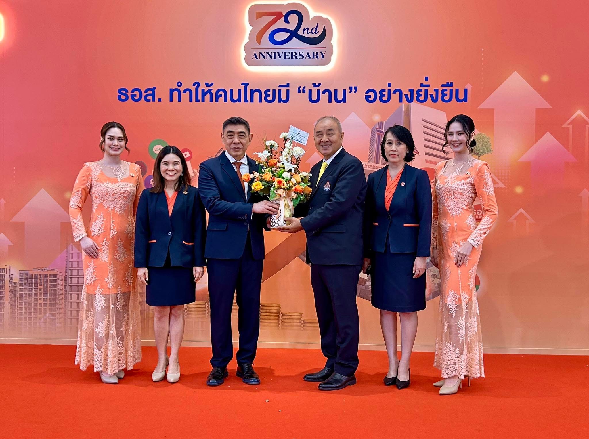 นายกมลภพ วีระพละ รับแจกันดอกไม้ร่วมแสดงความยินดีจาก กรรมการอำนวยการสมาคมกีฬาลอนเทนนิสแห่งประเทศไทย