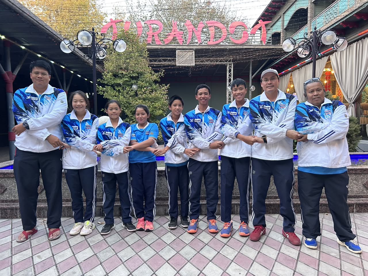 นายสุชัย พรชัยศักดิ์อุดม นายกสมาคมกีฬาลอนเทนนิสแห่งประเทศไทย ในพระบรมราชูปถัมภ์ ขอขอบพระคุณ นางปิยะพิณ นิยมฤกษ์ เอกอัครราชทูต ณ กรุงอัสตานา สาธารณรัฐคาซัคสถาน
