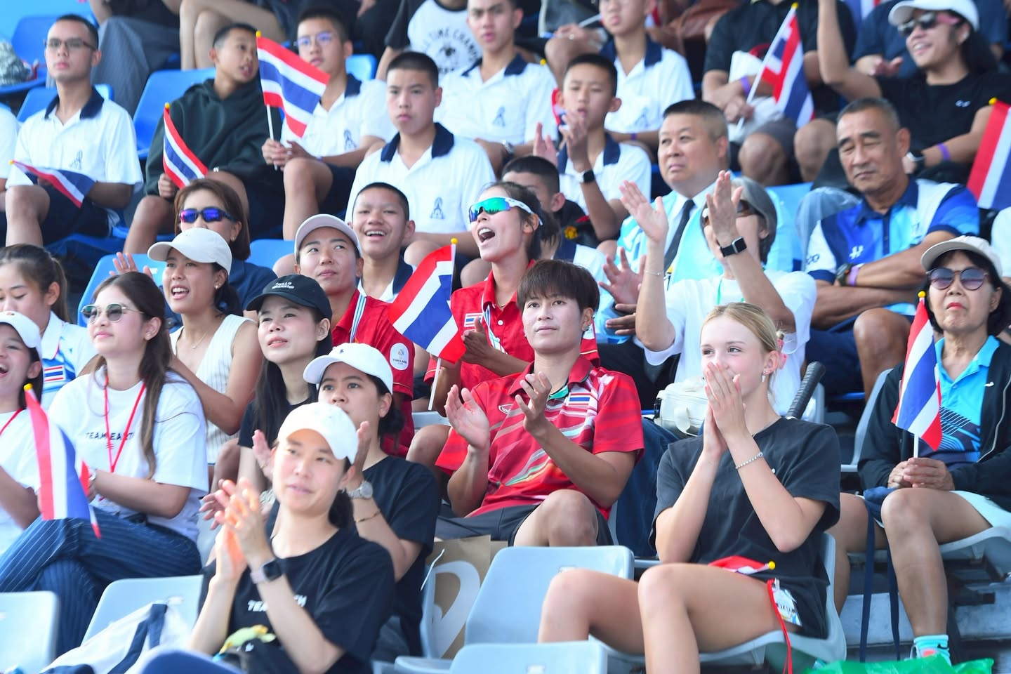 สีสันกองเชียร์ไทย :
