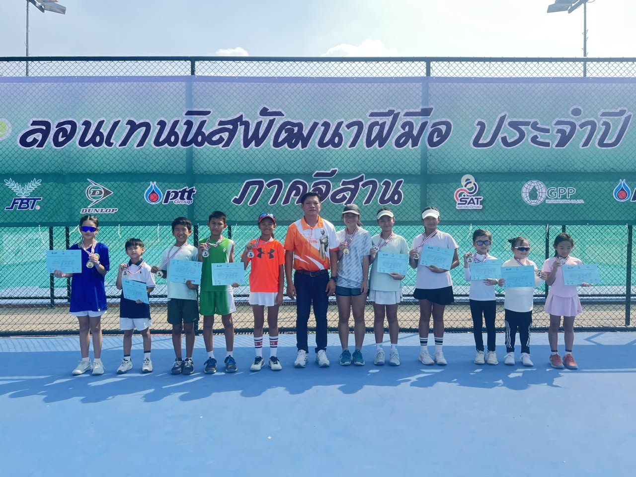 “ธีธัช” แชมป์ชายเดี่ยว10ปี แบบไม่เสียเซตศึก PTT-ลอนเทนนิสพัฒนาฝีมือ ภาคอีสาน