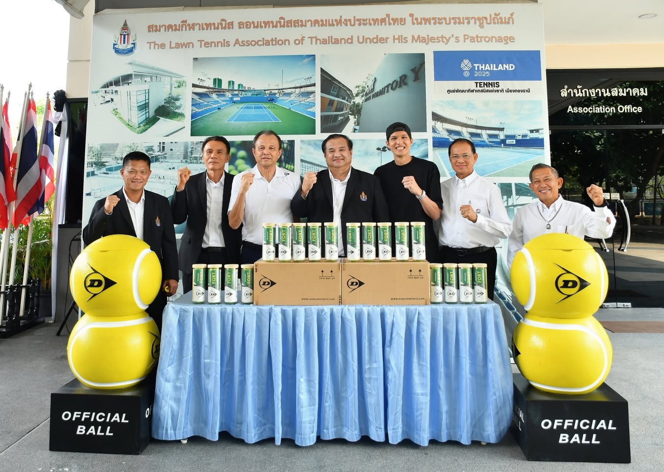 ผู้แทน "ดันลอป ประเทศไทย" มอบลูกเทนนิสหนุนกิจกรรมของ "สมาคมกีฬาลอนเทนนิสฯ"