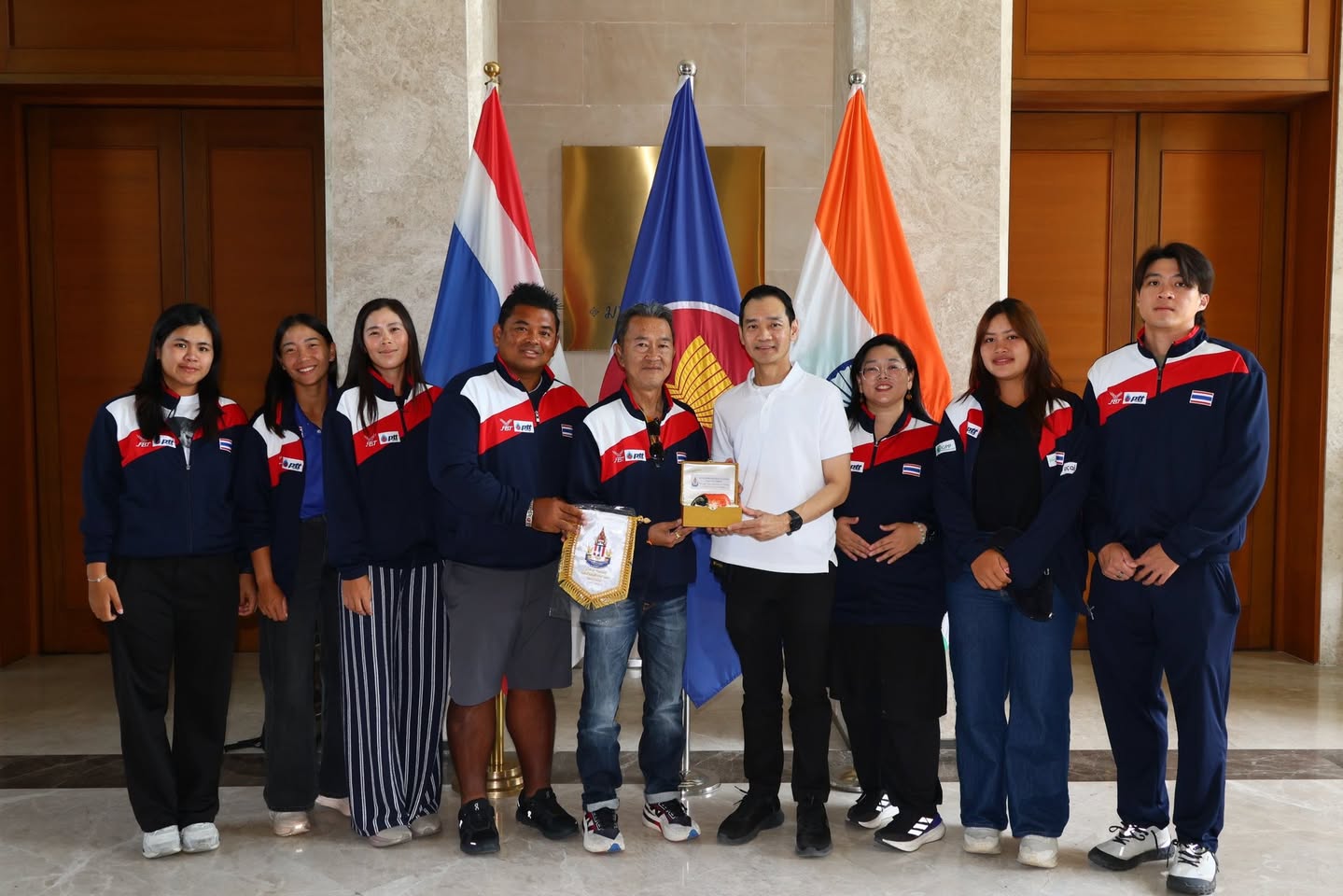 ลอนเทนนิสฯ ขอขอบพระคุณ"ท่านกิรัณ มุ่งถิ่น อัครราชทูต"พาคณะไทยเยี่ยมชมสถานเอกอัครราชทูต ณ กรุงนิวเดลี