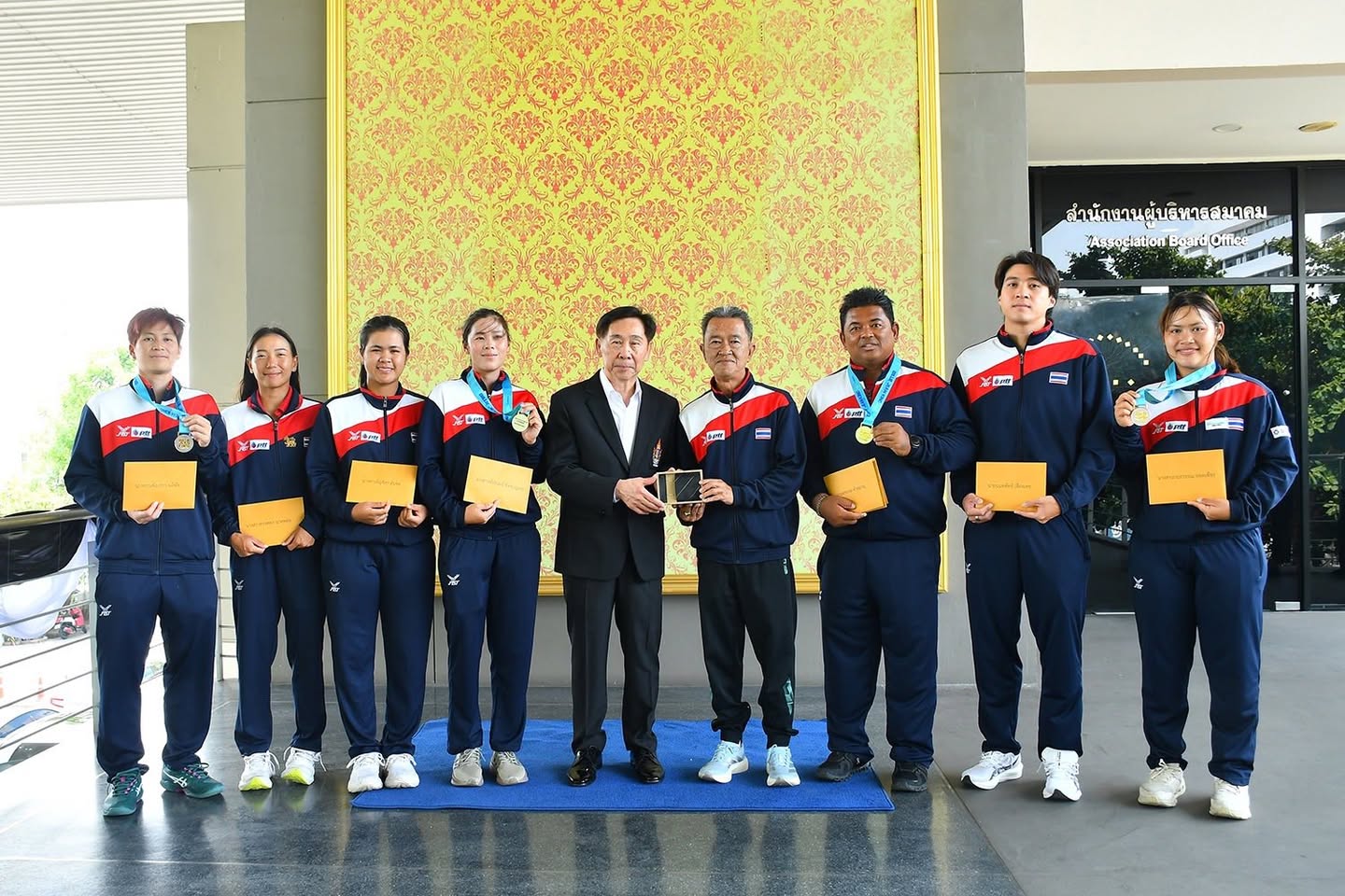 บิ๊กสุชัย ตบรางวัลทีมนักหวดสาวทีมชาติไทยชมเปาะ! สร้างชื่อ - ปลุกขวัญลุยต่อ "อชก."